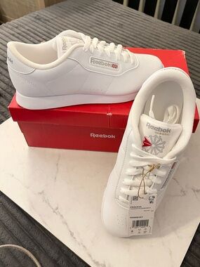 New Reebok Classic Women's White Leather Sneaker w box